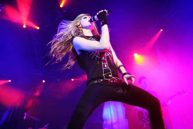 Avril-Lavigne-BlackStar-Concert-01