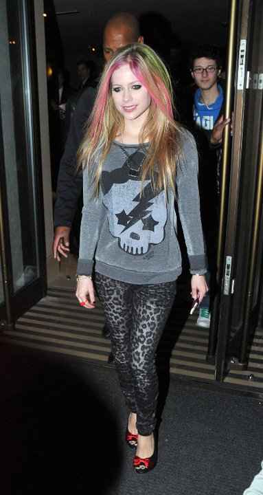 avril green t-shirt